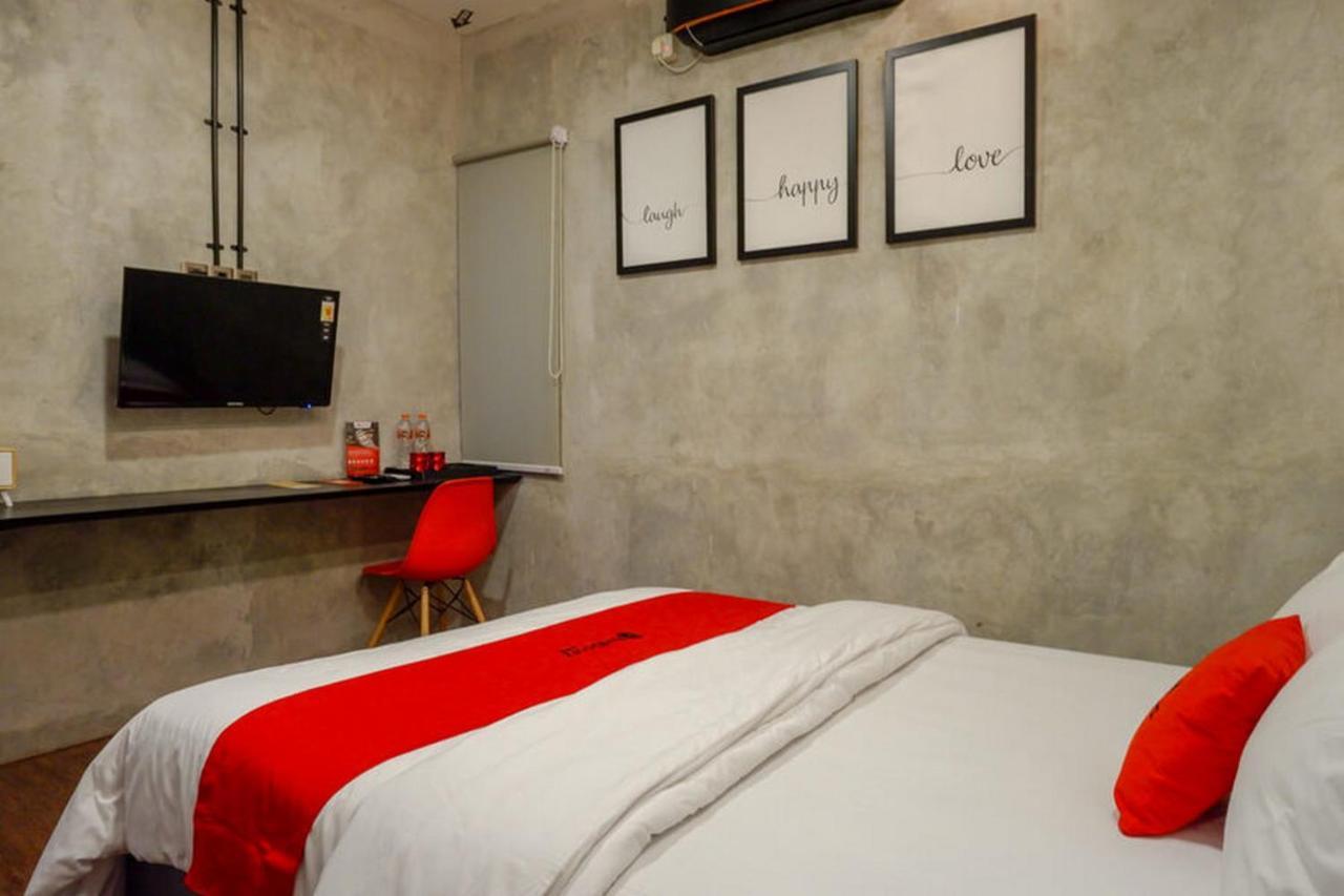 Reddoorz Plus Near Kawasan Sam Poo Kong Semarang Exterior foto